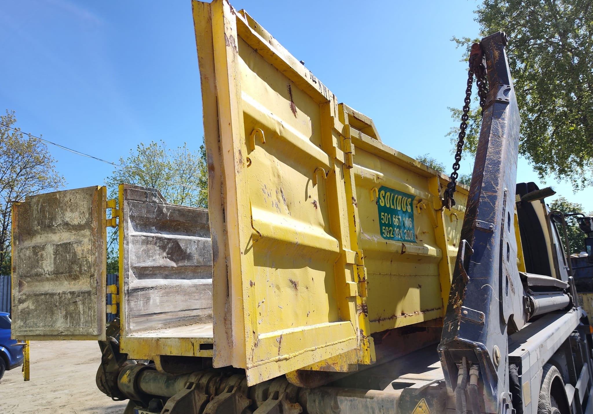 Podstawianie kontenera przez samochód hakowy Solidus