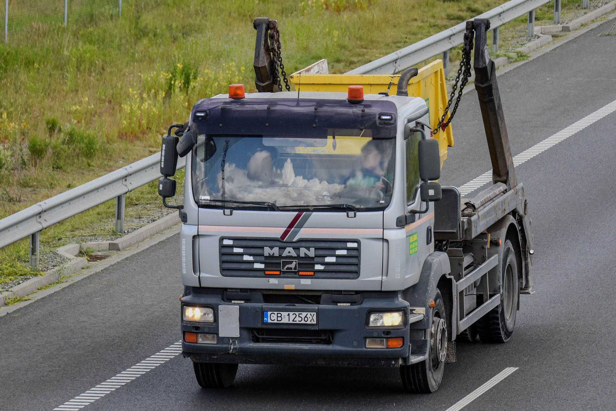 Samochód hakowy Solidus podczas realizacji transportu kontenera